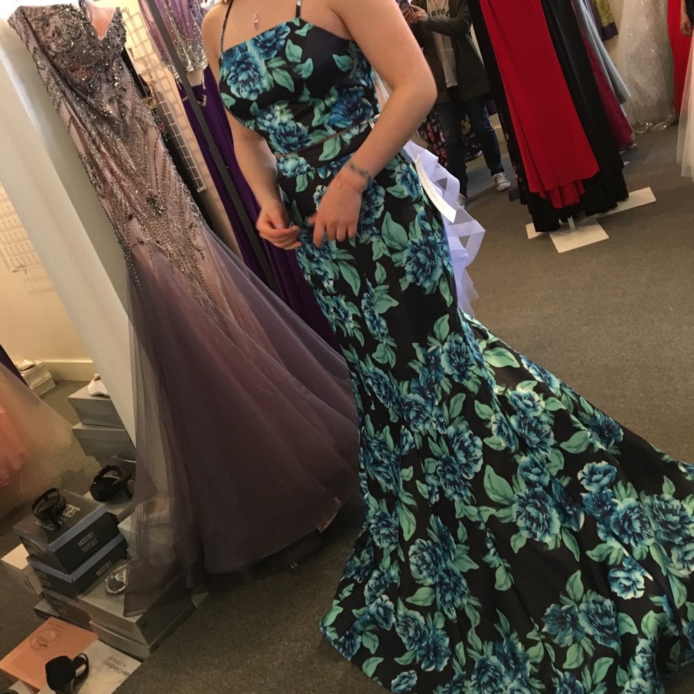 Prom dress - Picture 2 of 3